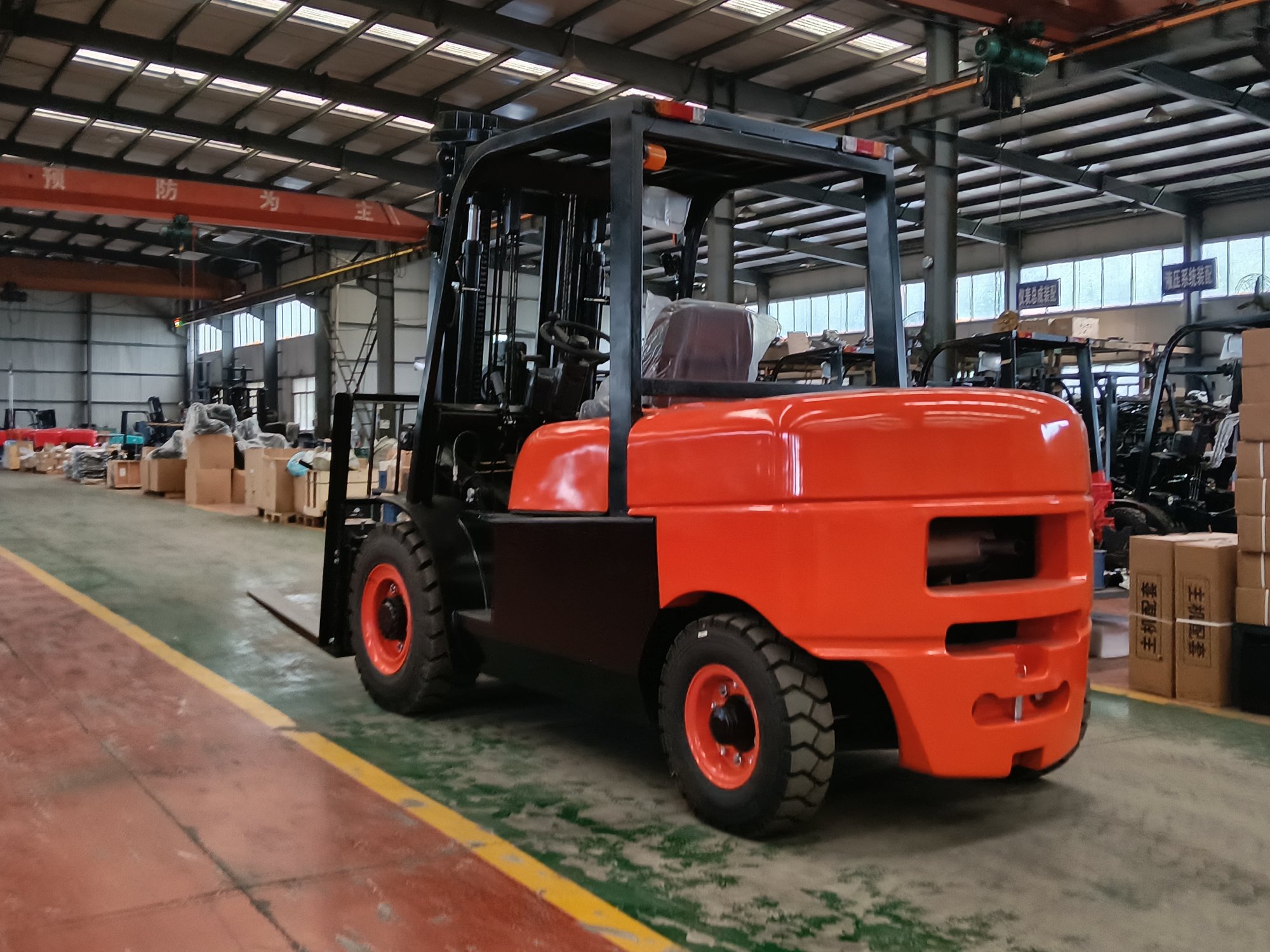 New Heavy‑Duty Diesel Forklift Rolls off Production Line for Global Material Handling(pic2) 93964b95c1acf56ba85735ab318067d9.jpg