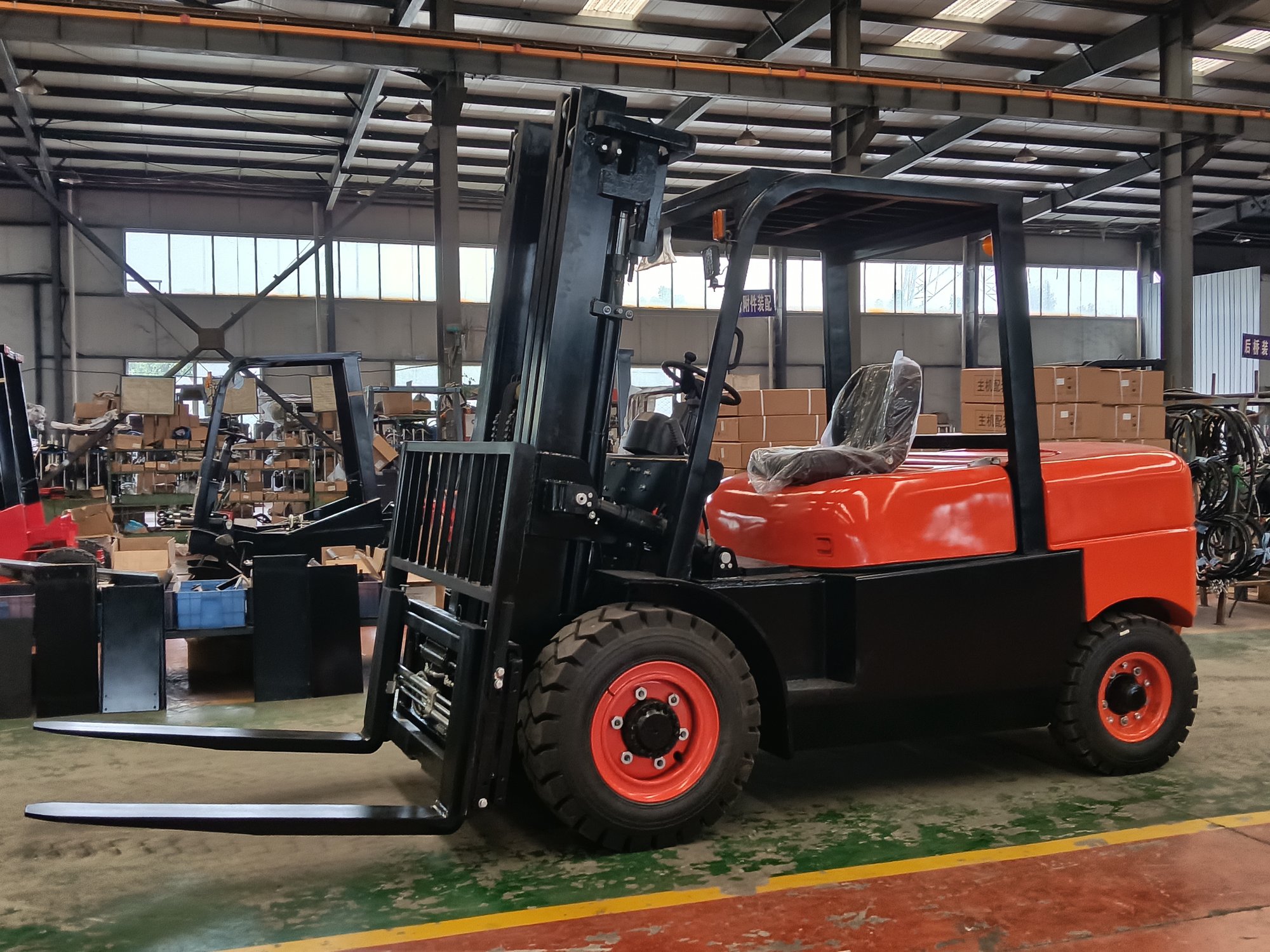 New Heavy‑Duty Diesel Forklift Rolls off Production Line for Global Material Handling(pic1) 281efc1b4adb481f99908b1a4e1a8015.jpg
